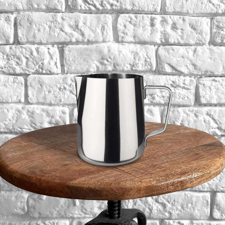 JoeFrex Milk Pitcher Milchkännchen Zubereitung Zubehör - The Holy Cross Brewing Society