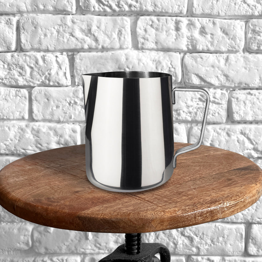 JoeFrex Milk Pitcher Milchkännchen Zubereitung Zubehör - The Holy Cross Brewing Society